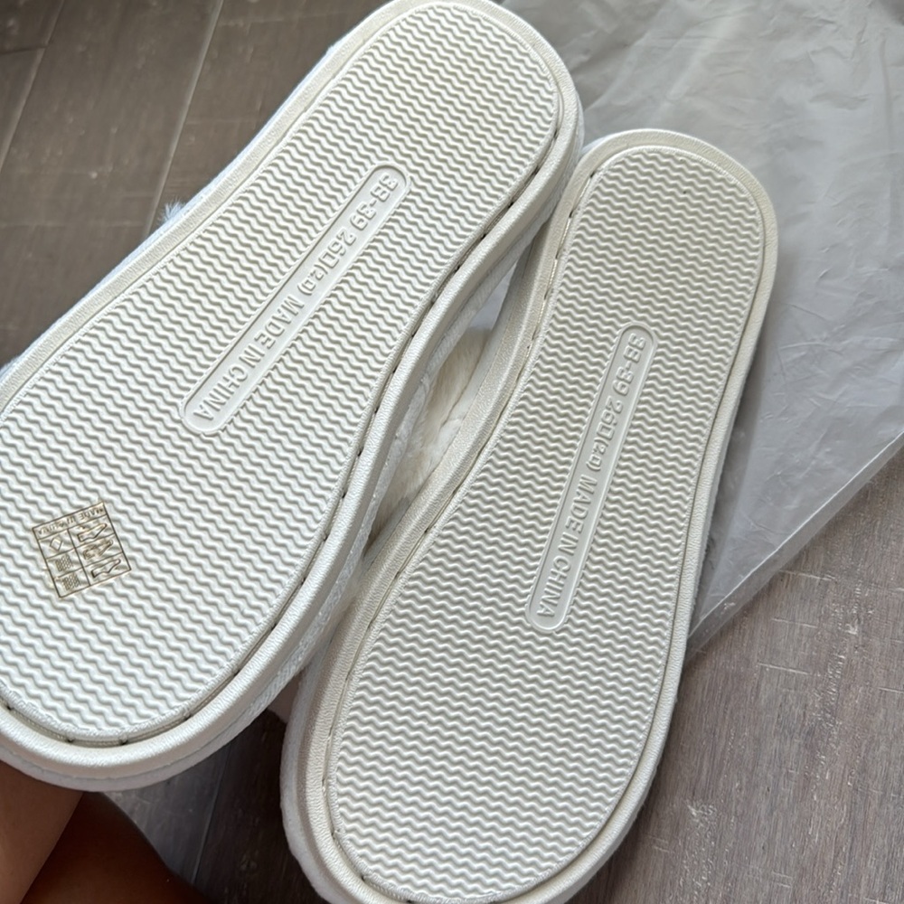 White Fuzzy Slippers Bridesmaid Wedding Shoes Sz 8 - Picture 3 of 4